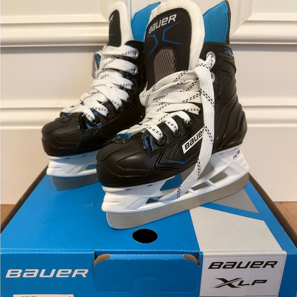 BNIB Bauer XLP Skates Youth 9 in Black and Blue